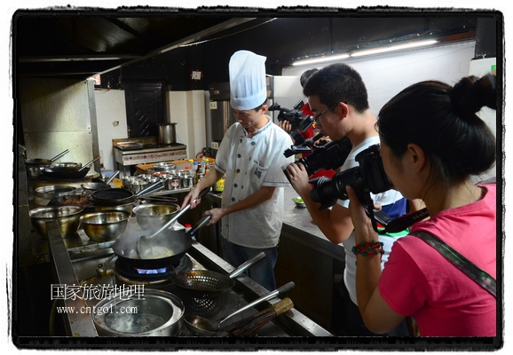 此次攝制組通過(guò)拍攝婺源代表名菜糊豆腐、粉蒸肉、荷包紅魚、賽鵝頸及地方小吃清明果、灰汁果、糯米子糕等來(lái)詮釋婺源美食經(jīng)典，展示婺源食文化，打造獨(dú)屬婺源的美食符號(hào)。