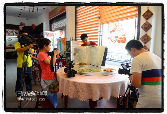 此次攝制組通過(guò)拍攝婺源代表名菜糊豆腐、粉蒸肉、荷包紅魚、賽鵝頸及地方小吃清明果、灰汁果、糯米子糕等來(lái)詮釋婺源美食經(jīng)典，展示婺源食文化，打造獨(dú)屬婺源的美食符號(hào)。