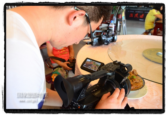 此次攝制組通過(guò)拍攝婺源代表名菜糊豆腐、粉蒸肉、荷包紅魚、賽鵝頸及地方小吃清明果、灰汁果、糯米子糕等來(lái)詮釋婺源美食經(jīng)典，展示婺源食文化，打造獨(dú)屬婺源的美食符號(hào)。