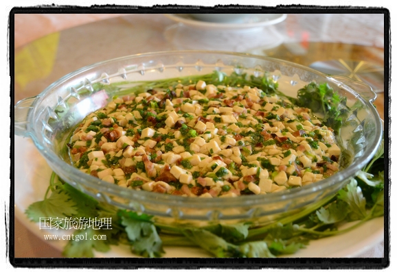 此次攝制組通過(guò)拍攝婺源代表名菜糊豆腐、粉蒸肉、荷包紅魚、賽鵝頸及地方小吃清明果、灰汁果、糯米子糕等來(lái)詮釋婺源美食經(jīng)典，展示婺源食文化，打造獨(dú)屬婺源的美食符號(hào)。