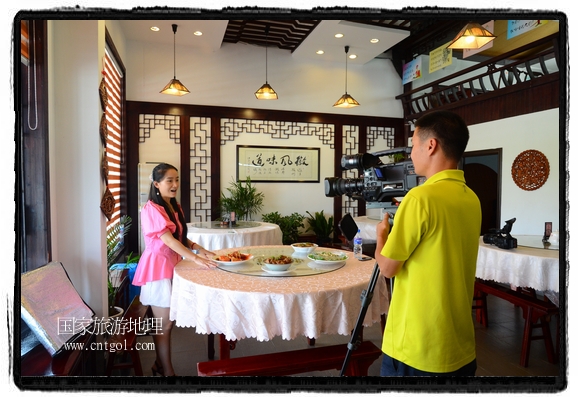 此次攝制組通過(guò)拍攝婺源代表名菜糊豆腐、粉蒸肉、荷包紅魚、賽鵝頸及地方小吃清明果、灰汁果、糯米子糕等來(lái)詮釋婺源美食經(jīng)典，展示婺源食文化，打造獨(dú)屬婺源的美食符號(hào)。