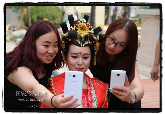 6月19日，端午節(jié)的前一天，甘肅平?jīng)鍪嗅轻紖^(qū)南山公園澳廈麗灣小區(qū)“邀請(qǐng)”唐朝被譽(yù)為四大美女之一的“楊貴妃”前來與市民見面，共度“端午佳節(jié)”。期間，“貴妃娘娘”由一名解說人員做向?qū)?，與小區(qū)居民一同游玩、賞景、互敬酒水、合影留念，并現(xiàn)場(chǎng)贈(zèng)送大人小孩粽子、香包和糖果。