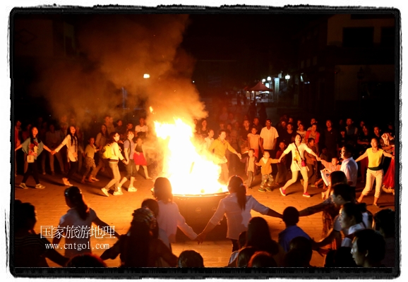甘肅平?jīng)鍪嗅轻脊沛?zhèn)舉辦了篝火晚會(huì)，1000余名市民參與其中，大家載歌載舞，在歡快熱鬧的氣氛中為每一位父親送祝福。父親節(jié)（Father's Day），顧名思義是感恩父親的節(jié)日。約始于二十世紀(jì)初，起源于美國(guó)，現(xiàn)已廣泛流傳于世界各地，節(jié)日日期因地域而存在差異。