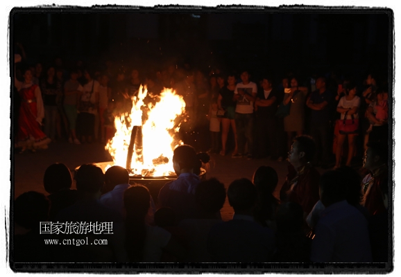 甘肅平?jīng)鍪嗅轻脊沛?zhèn)舉辦了篝火晚會(huì)，1000余名市民參與其中，大家載歌載舞，在歡快熱鬧的氣氛中為每一位父親送祝福。父親節(jié)（Father's Day），顧名思義是感恩父親的節(jié)日。約始于二十世紀(jì)初，起源于美國(guó)，現(xiàn)已廣泛流傳于世界各地，節(jié)日日期因地域而存在差異。