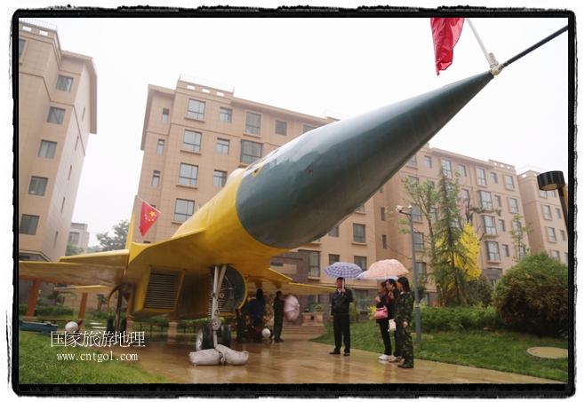 小區(qū)突然出現“飛機坦克”，其中殲15艦載戰(zhàn)斗機一架、99式主戰(zhàn)坦克一輛、武直-10武裝直升機一架，吸引了眾多市民雨中圍觀、合影。