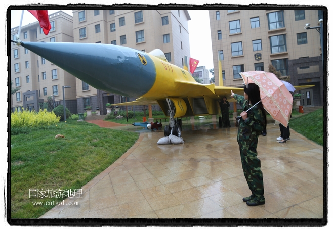 小區(qū)突然出現“飛機坦克”，其中殲15艦載戰(zhàn)斗機一架、99式主戰(zhàn)坦克一輛、武直-10武裝直升機一架，吸引了眾多市民雨中圍觀、合影。