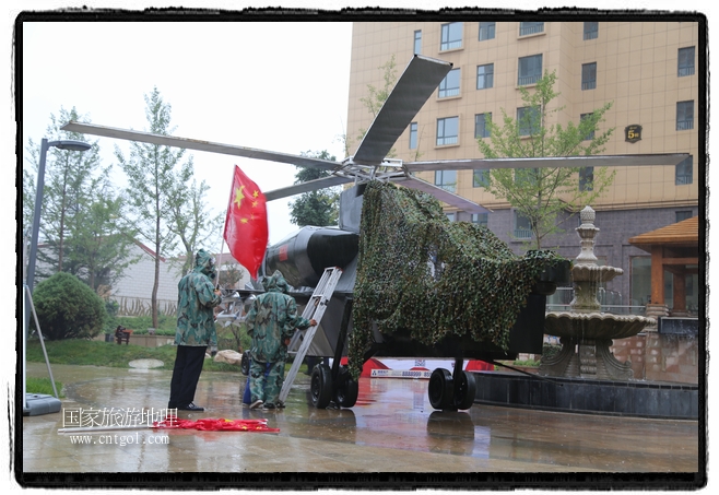 小區(qū)突然出現“飛機坦克”，其中殲15艦載戰(zhàn)斗機一架、99式主戰(zhàn)坦克一輛、武直-10武裝直升機一架，吸引了眾多市民雨中圍觀、合影。