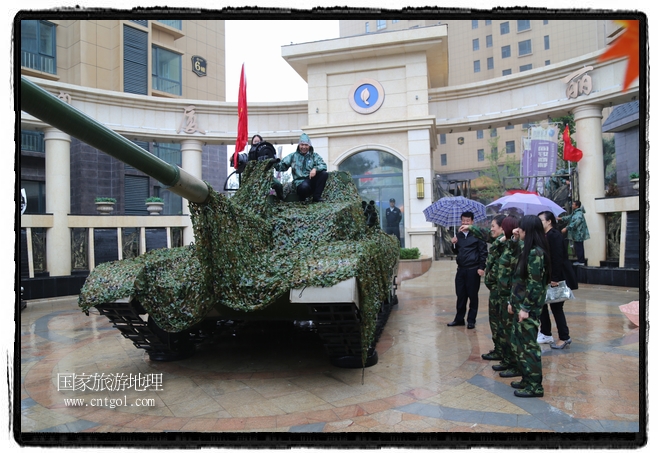 小區(qū)突然出現“飛機坦克”，其中殲15艦載戰(zhàn)斗機一架、99式主戰(zhàn)坦克一輛、武直-10武裝直升機一架，吸引了眾多市民雨中圍觀、合影。