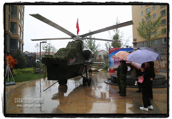 小區(qū)突然出現“飛機坦克”，其中殲15艦載戰(zhàn)斗機一架、99式主戰(zhàn)坦克一輛、武直-10武裝直升機一架，吸引了眾多市民雨中圍觀、合影。