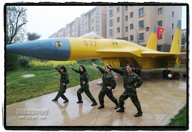 小區(qū)突然出現“飛機坦克”，其中殲15艦載戰(zhàn)斗機一架、99式主戰(zhàn)坦克一輛、武直-10武裝直升機一架，吸引了眾多市民雨中圍觀、合影。