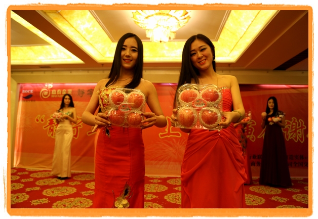 甘肅平?jīng)觯好铨g妹子表演T臺(tái)秀 不秀身材秀“金果”(圖)