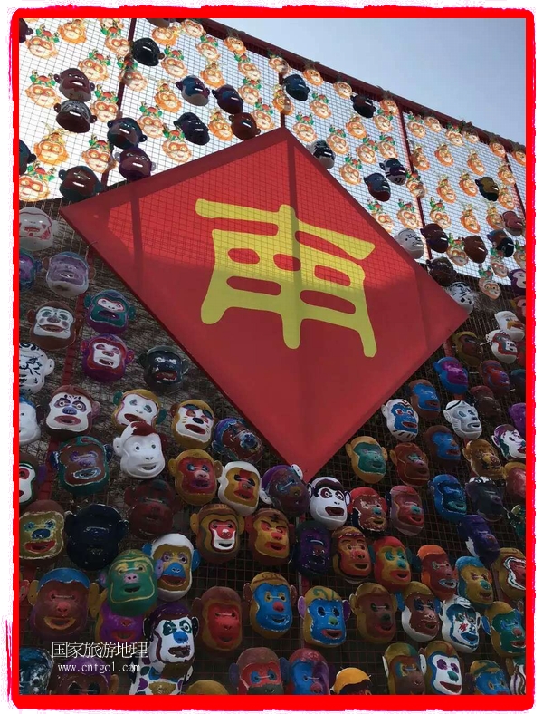 中國規(guī)模最大的猴面具彩繪在南潯古鎮(zhèn)展示。猴子真是今年最紅的動物。 