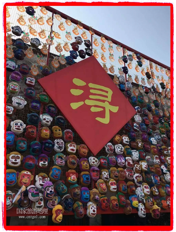 中國規(guī)模最大的猴面具彩繪在南潯古鎮(zhèn)展示。猴子真是今年最紅的動物。 