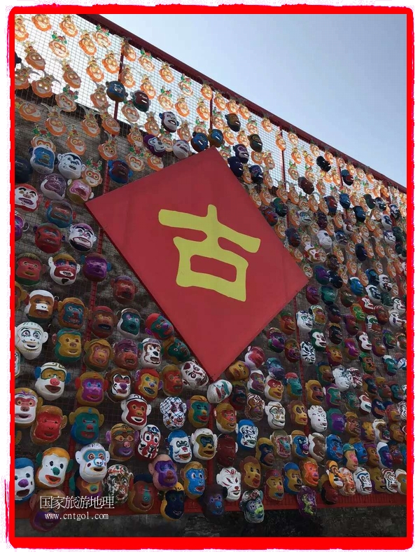 中國規(guī)模最大的猴面具彩繪在南潯古鎮(zhèn)展示。猴子真是今年最紅的動物。 