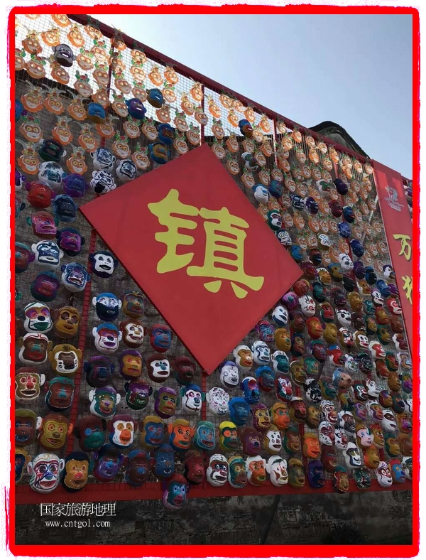 中國規(guī)模最大的猴面具彩繪在南潯古鎮(zhèn)展示。猴子真是今年最紅的動物。 