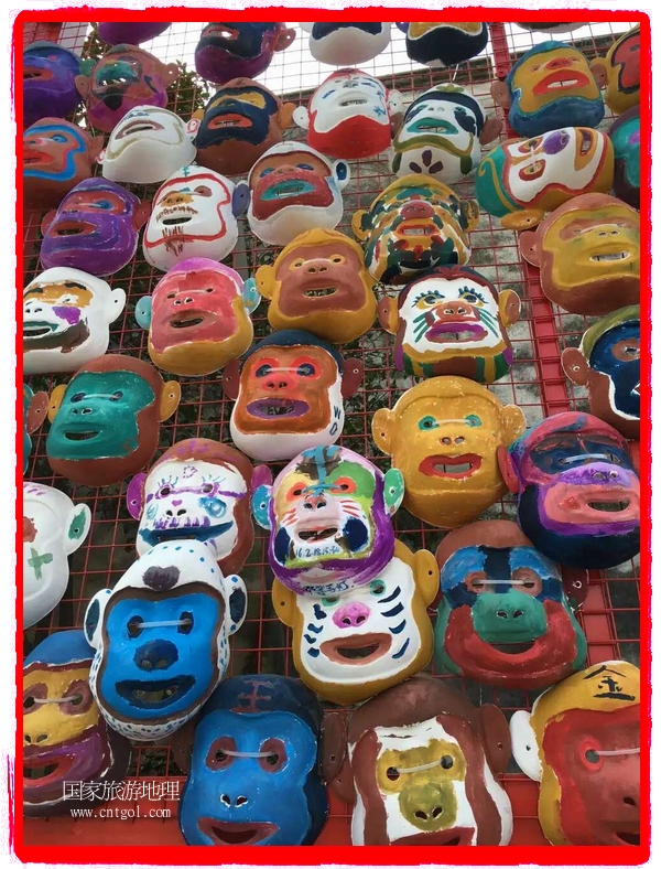 中國規(guī)模最大的猴面具彩繪在南潯古鎮(zhèn)展示。猴子真是今年最紅的動物。 