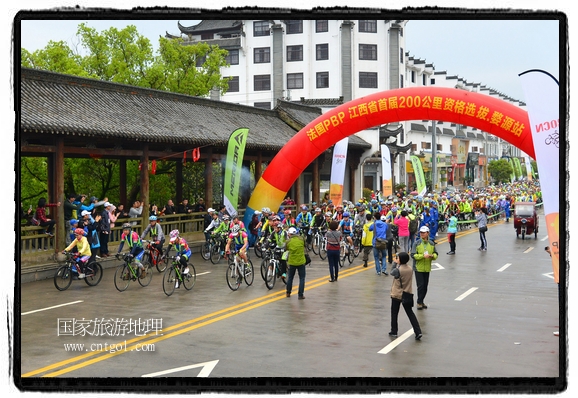 來自江西、安徽、浙江、福建等省市近千名選手參加了比賽，婺源賽道沿途的秀美風(fēng)光和徽派古村落，給參賽選手留下美好的印象。