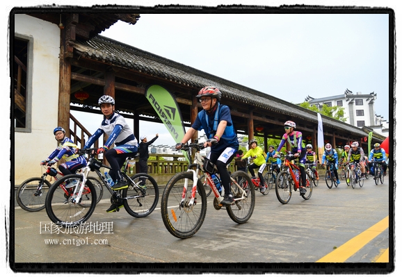 來自江西、安徽、浙江、福建等省市近千名選手參加了比賽，婺源賽道沿途的秀美風(fēng)光和徽派古村落，給參賽選手留下美好的印象。