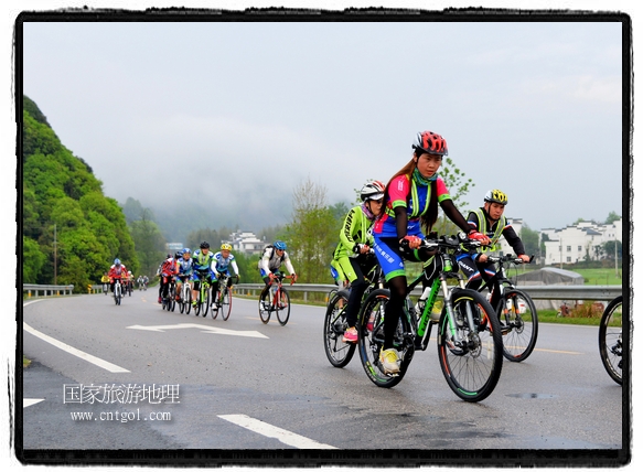 來自江西、安徽、浙江、福建等省市近千名選手參加了比賽，婺源賽道沿途的秀美風(fēng)光和徽派古村落，給參賽選手留下美好的印象。