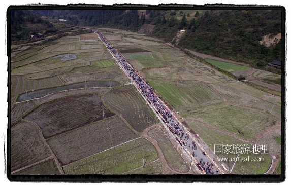 1700桌合攏宴，總長(zhǎng)3.7公里，10380人同桌就餐，創(chuàng)歷史之最